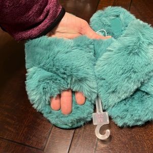 Cozy soft fluffy green slippers girls M 2 / 3 big kids NWT